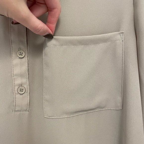 ✨GREAT CONDITION✨ Forever21 taupe button blouse - Picture 3 of 4
